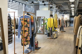 花語與星光的交織 當鮮花燭臺遇上占星術，服裝零售陳列中的身心漫游之旅